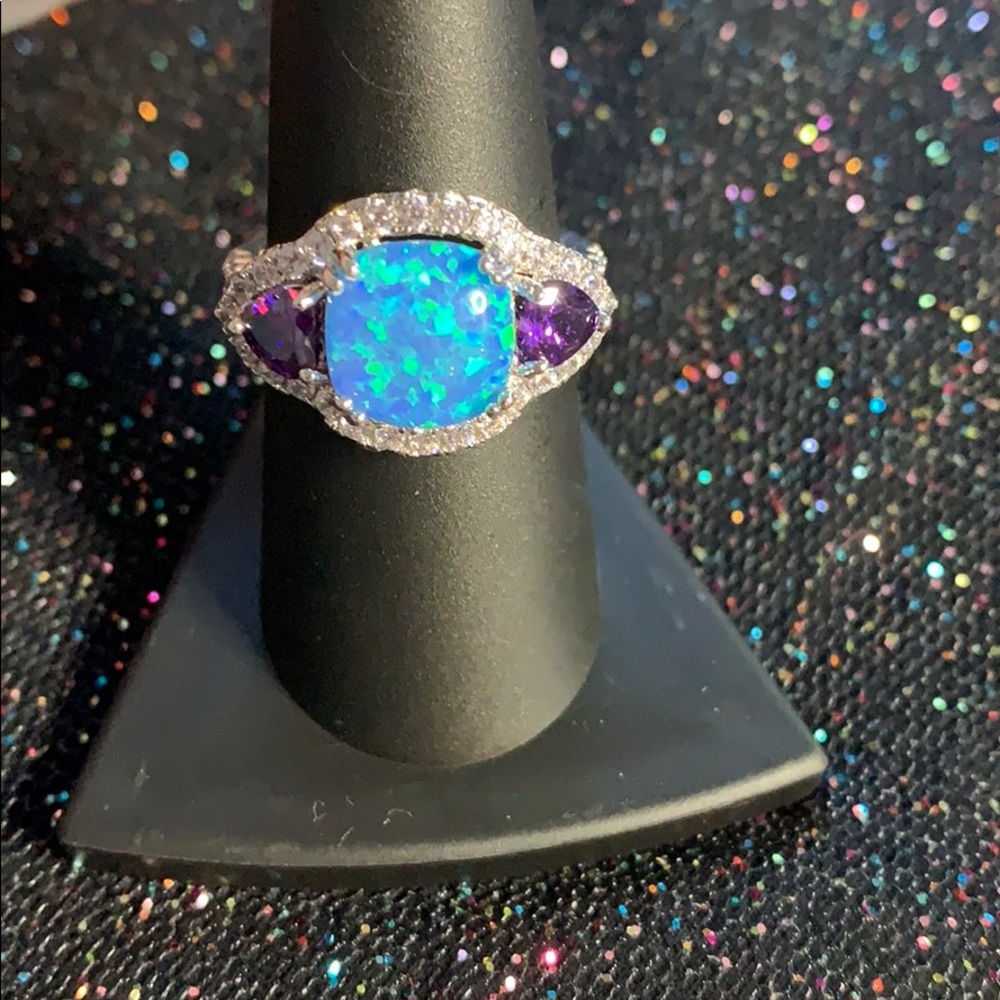 Size 8 ring - Picture 2 of 2